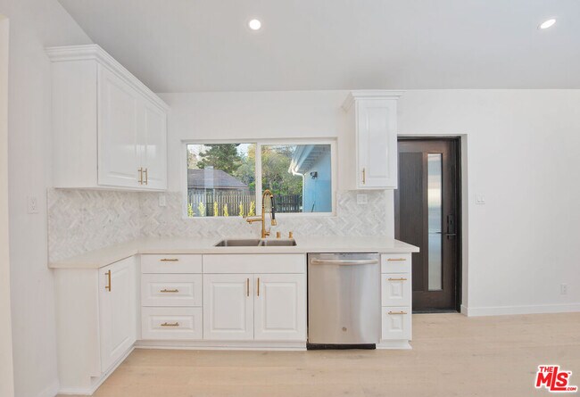 Building Photo - 645 Walther Way