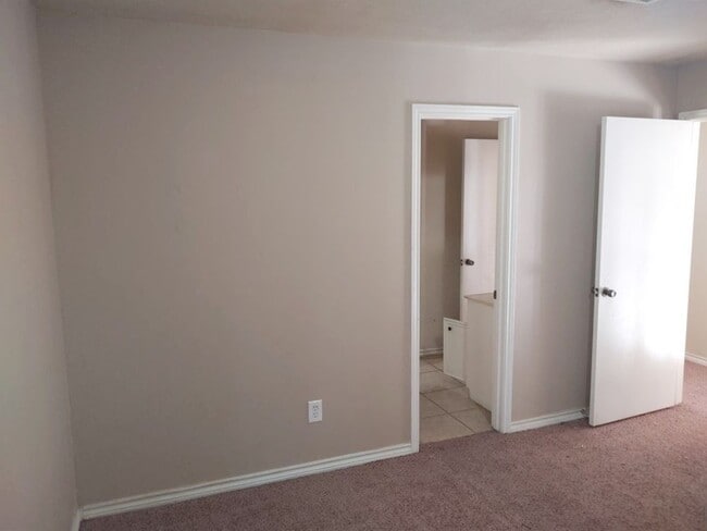 Building Photo - 14915 Oak Bluff Ct