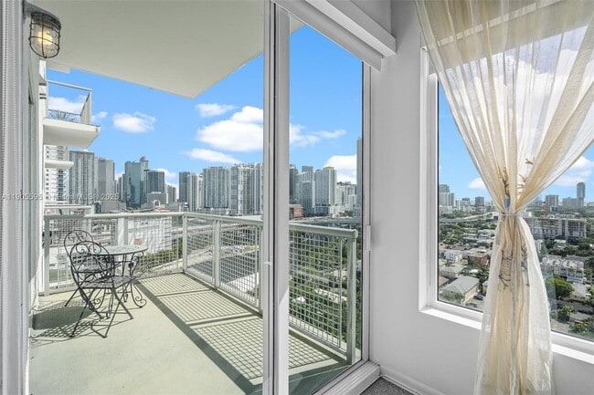 Building Photo - 10 SW South River Dr