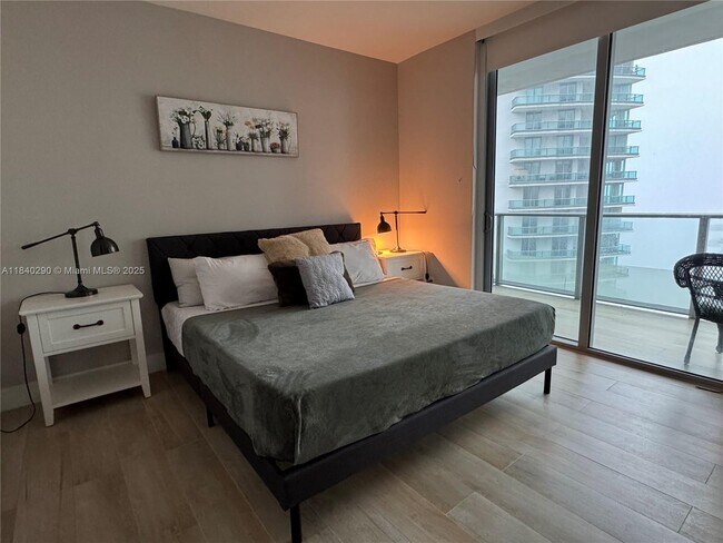 Building Photo - 1300 Brickell Bay Dr