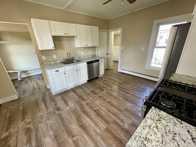 Building Photo - 29 Bicknell St