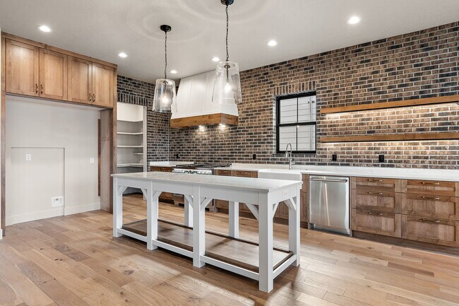 Building Photo - 116 S Carbon Rivet Ave