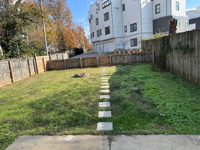 Building Photo - Remodeled house in great location in East Nashville