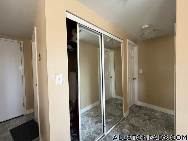 Building Photo - 15 N Beacon St