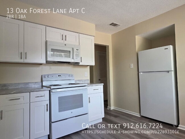 Building Photo - 13 Oak Forest Ln