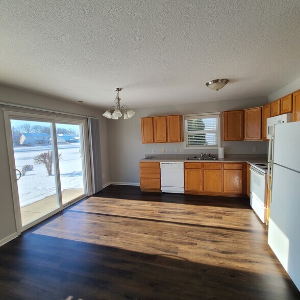 Building Photo - 10192 Greenmoor Dr