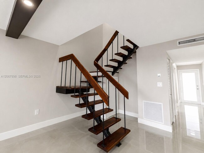 Building Photo - 14124 SW Kendale Lakes Cir