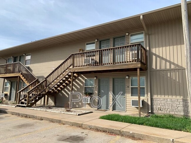 Building Photo - 928 N Goetz Blvd