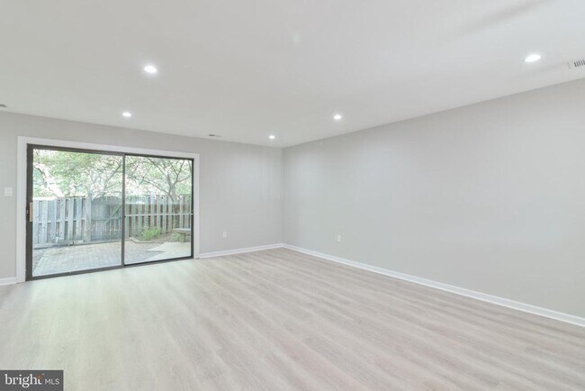 Building Photo - 8748 Ridge Hollow Ct