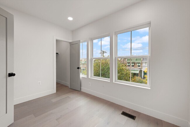 Building Photo - DC1026