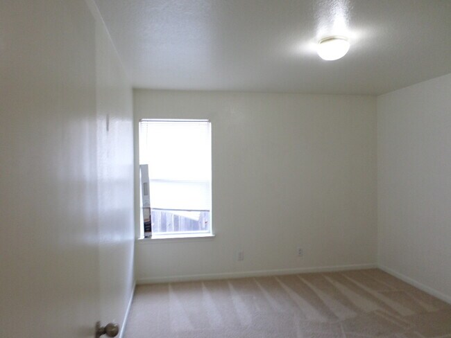 Building Photo - 1310 Chips Dr