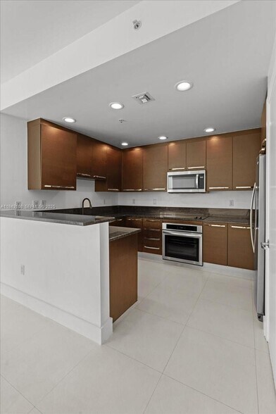 Building Photo - 3030 NE 188th St