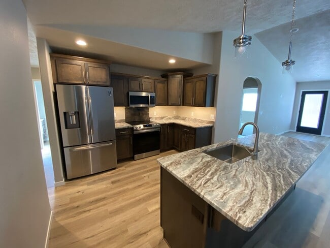 Building Photo - Twin Home
