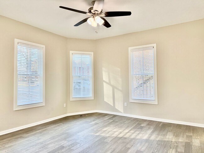 Building Photo - 218 College St