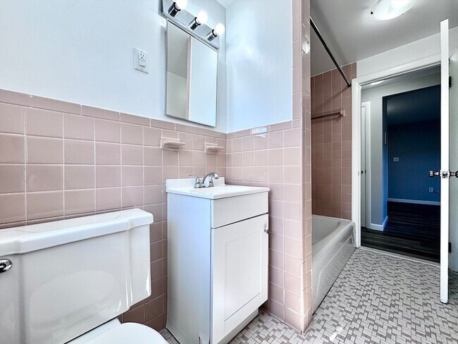 Building Photo - 2 Old Colony Ln