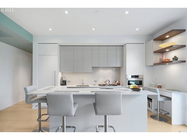 Building Photo - First Month's Rent FREE! Stunning East facing Pearl District condo located in The Vista Condomini...