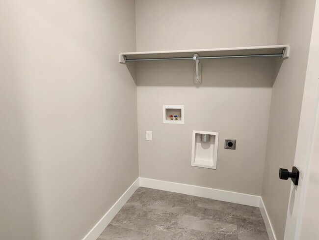 Building Photo - Beautiful  End Unit Townhome In Herriman
