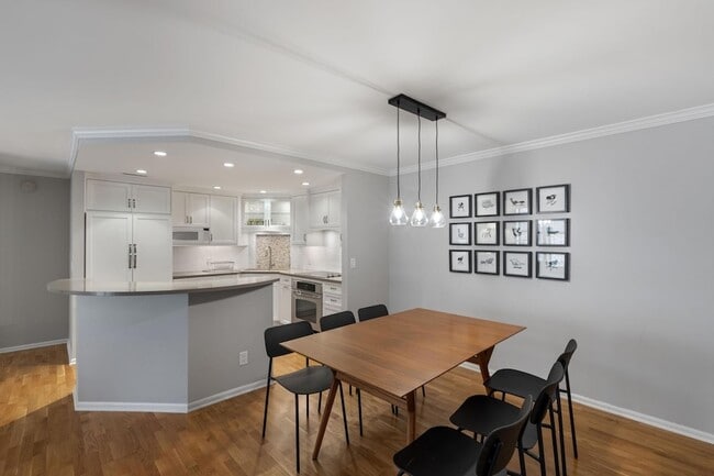 Building Photo - 2885 Knox Ave S