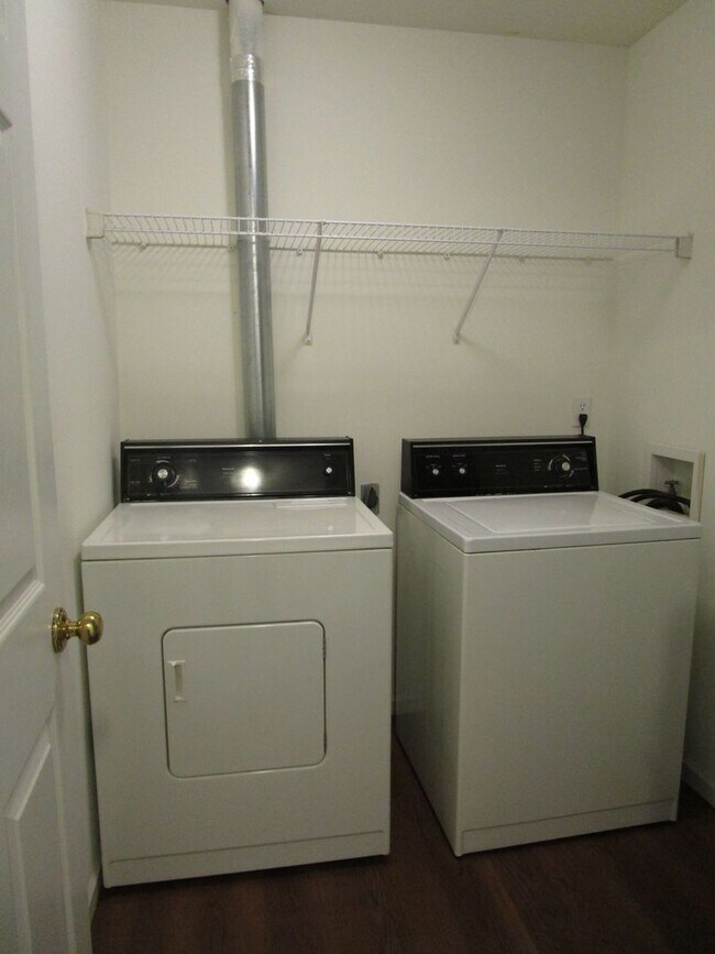 Building Photo - 5004-5006 Betty Jean Way