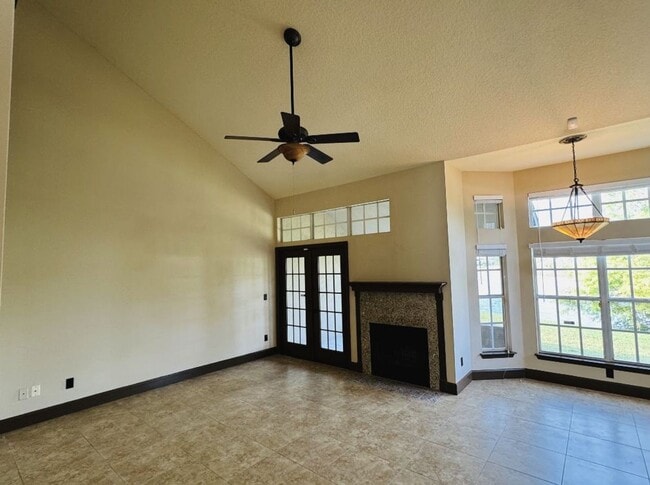 Building Photo - 1 bedroom 1 bath condo in Barclay Place in...