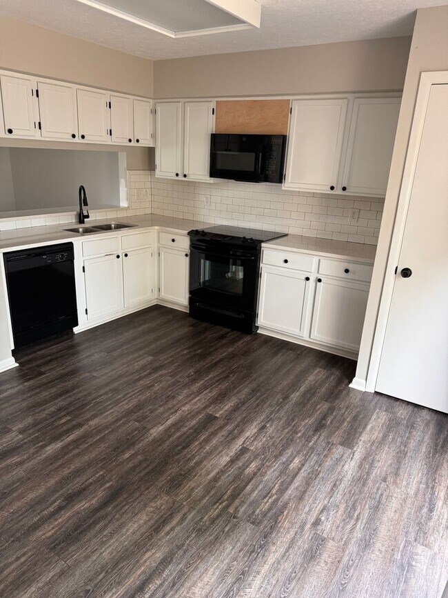 Building Photo - 2 Bedroom || 1.5 Bathroom Townhouse