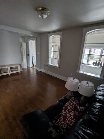 livingroom - 213 Lincoln Pl