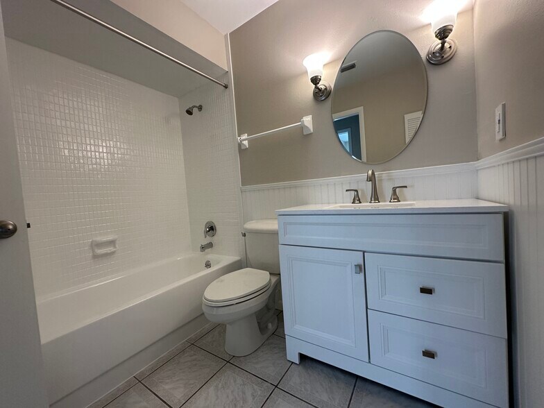 Building Photo - 6524 Voltaire Dr