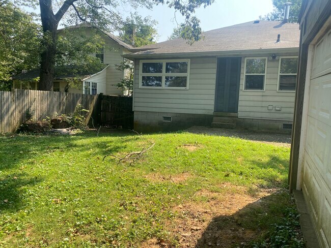 Big back yard. - 104 S Walnut St