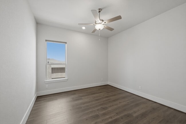 Building Photo - 2030 Highland Moss Rd