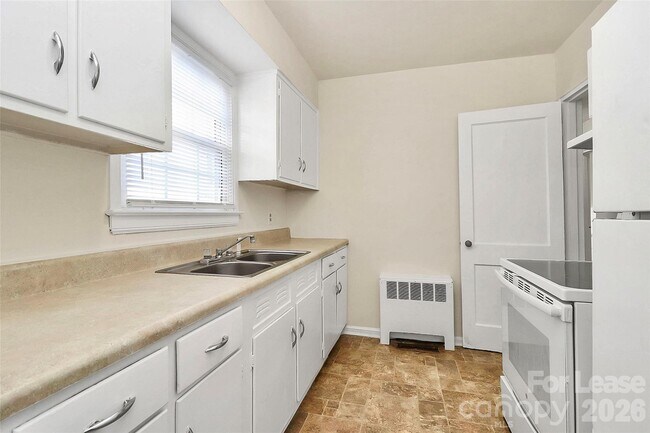 Building Photo - 540 Wakefield Dr