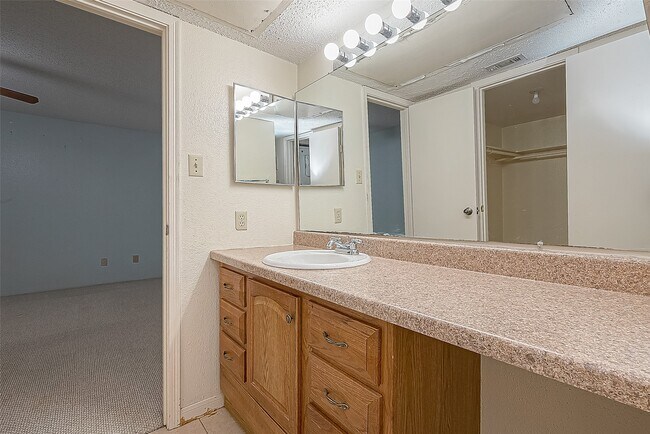 Building Photo - 2750 Holly Hall St