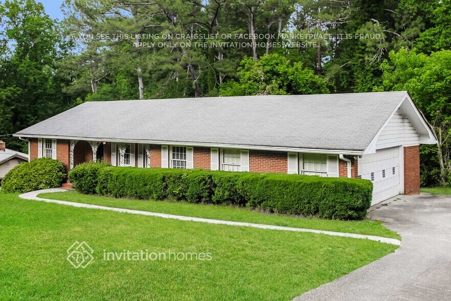 Building Photo - 1599 Knob Hill Dr NE