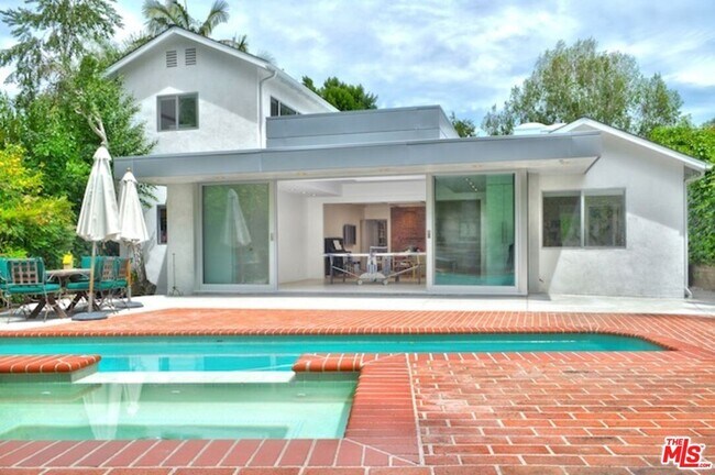 Building Photo - 4031 Hollyline Ave