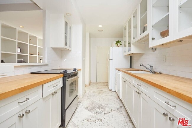 Building Photo - 865 Comstock Ave