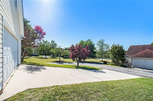 Building Photo - 430 Fairlawn Dr