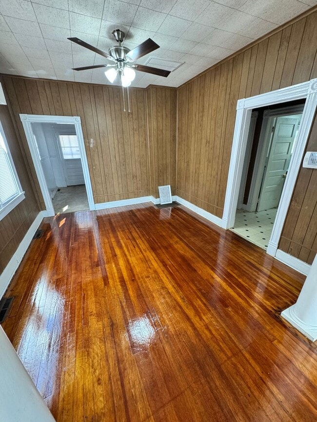 Building Photo - 2 bedroom house in Church Hill! Central air, yard, all electric and laundry!