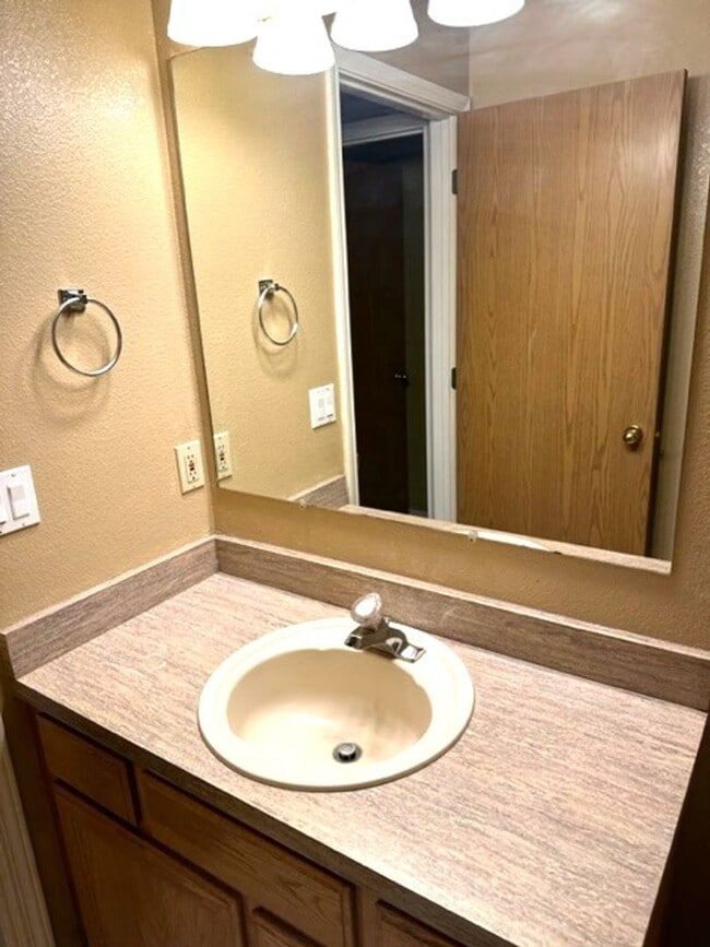 Building Photo - 3 bedroom 2 bath home in Spring Creek with...
