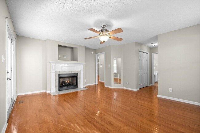 Building Photo - Pet Friendly Three Bedroom with Bonus!