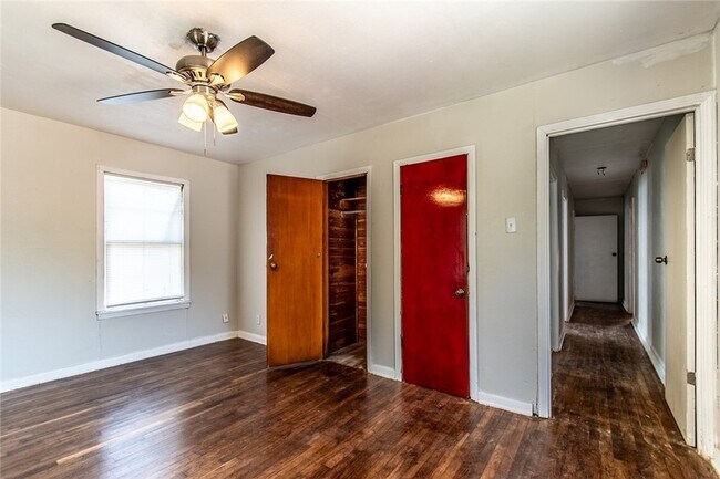 Building Photo - 121 W Ave E