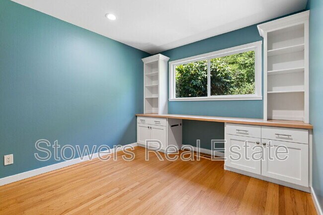 Building Photo - 1099 Larch Ave