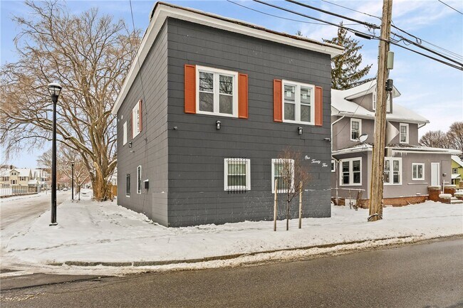 Building Photo - 127 Carter St