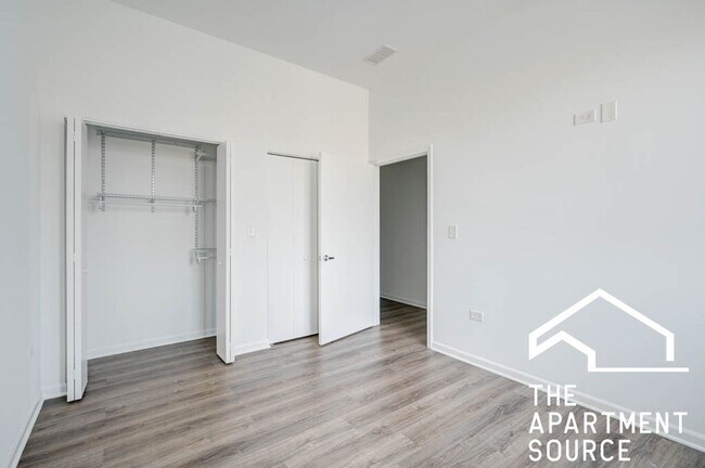 Building Photo - Top Floor Massive 3 Bed/2 Bath in the South Loop with a Stunning Updated Kitchen!