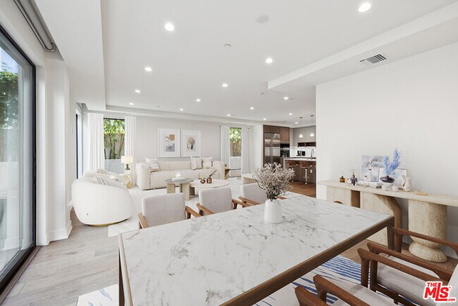 Building Photo - 725 Croft Ave