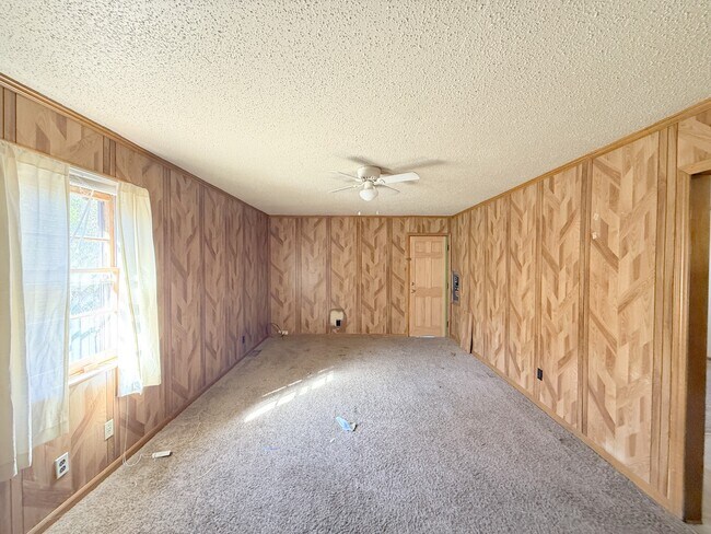 Building Photo - 3811 Lakeview Dr NW