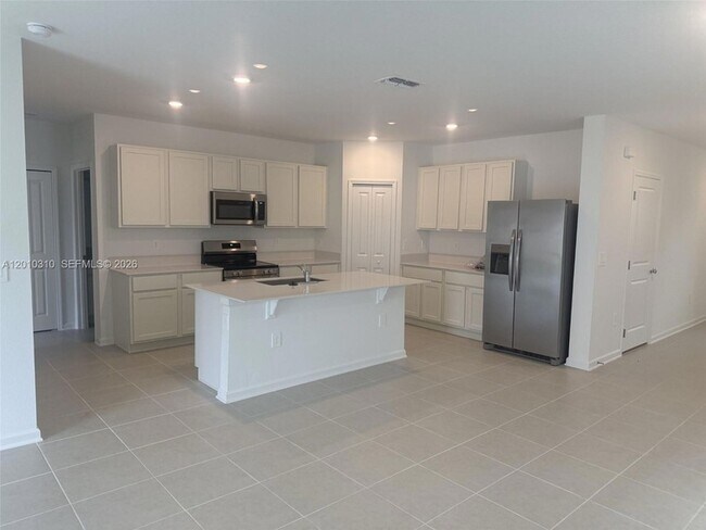 Building Photo - 5423 Meadow Walk Dr