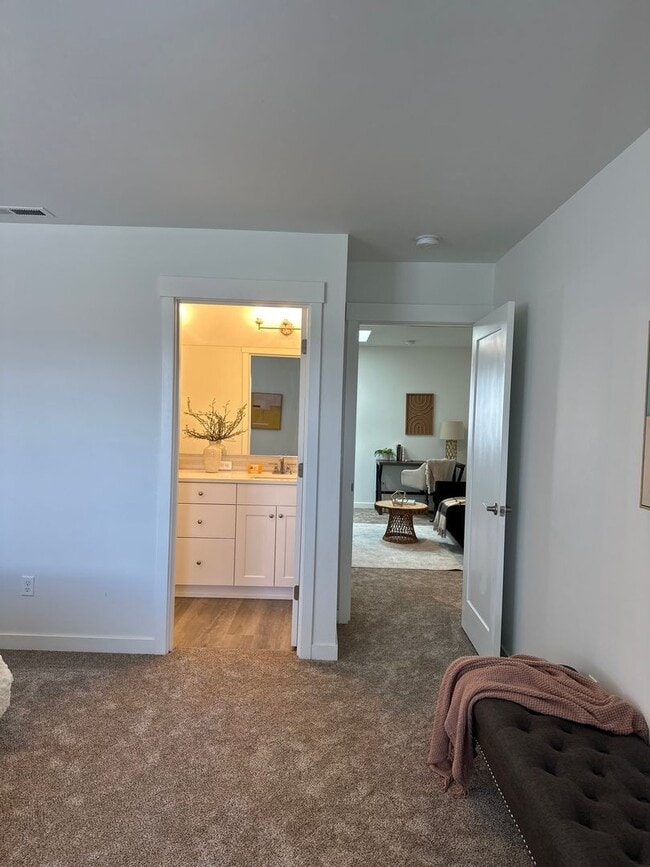 Building Photo - Gorgeous newer townhome in SE Bend!