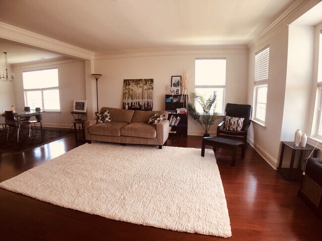 Building Photo - Beautiful and large 3 BR 2.5 BA townhouse/condo