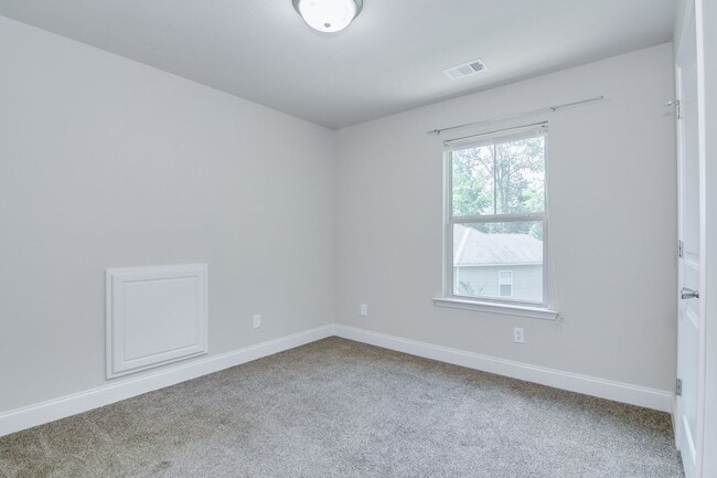 Building Photo - 3 Bedroom 2.5 Bath - Over Half Acre Lot!