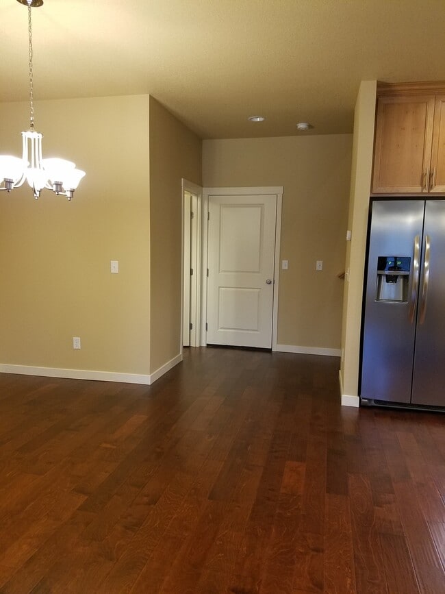 Building Photo - Beautiful Townhome in perfect location, only minutes from I-5