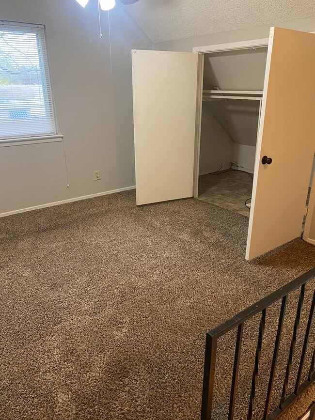 Building Photo - 513 S Bowen Rd